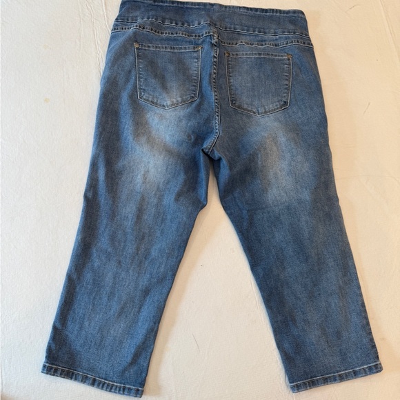 Women's Capri Jeans - Picture 3 of 3